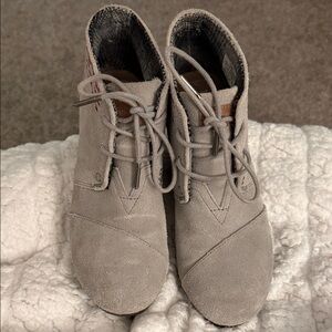 Toms Women’s Gray Suede Lace-Up Wedge Booties